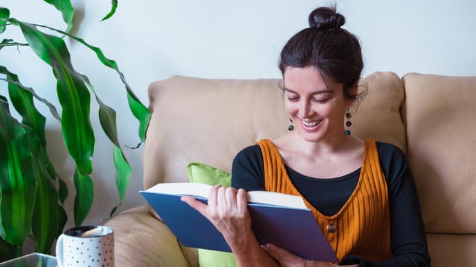 Frau liest Buch