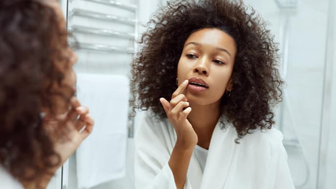 Frau trägt Lippenbalsam auf