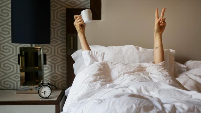 Frau liegt im Bett