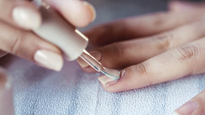 Frau trägt Nagellack auf 