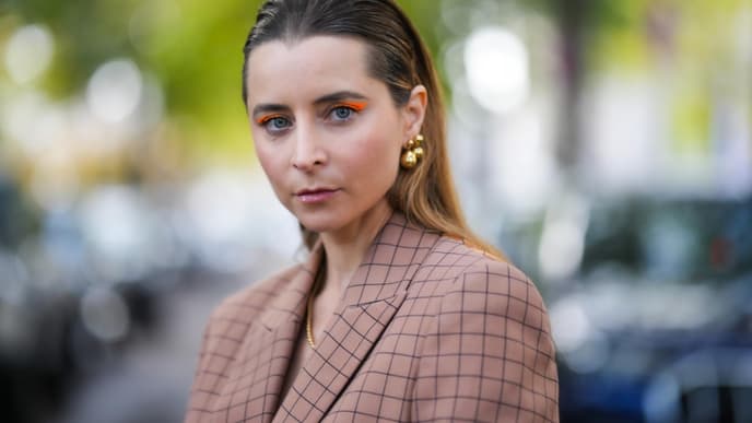 Frau mit goldenen Ohrringen