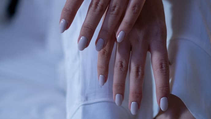 Beige lackierte Fingernägel