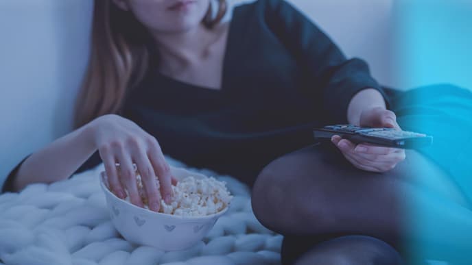Fernsehen schauen und Popcorn essen