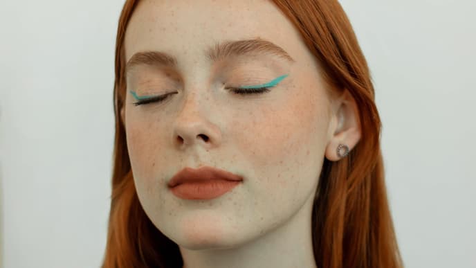 Frau trägt bunten Eyeliner