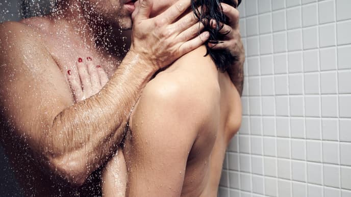 Paar küsst unter der Dusche