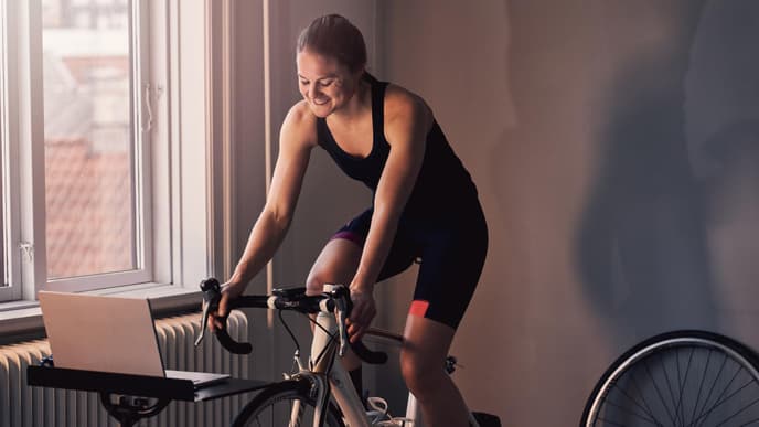 Frau auf Spinning Bike