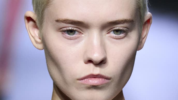Model mit geraden Brauen