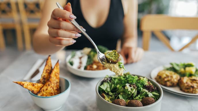 Frau ernährt sich vegan