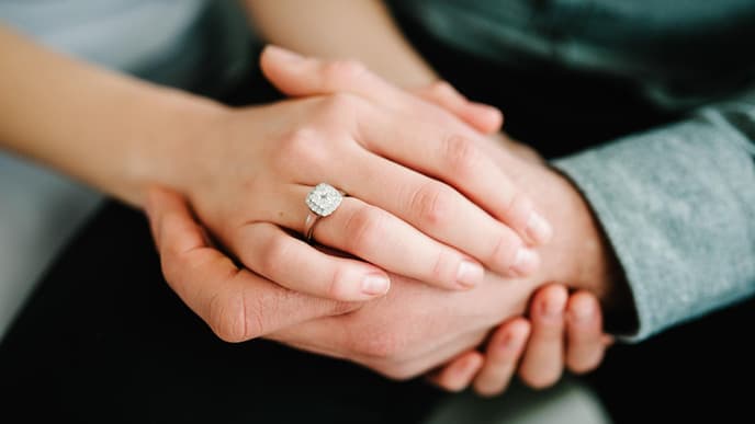 Verlobungsring auf Finger