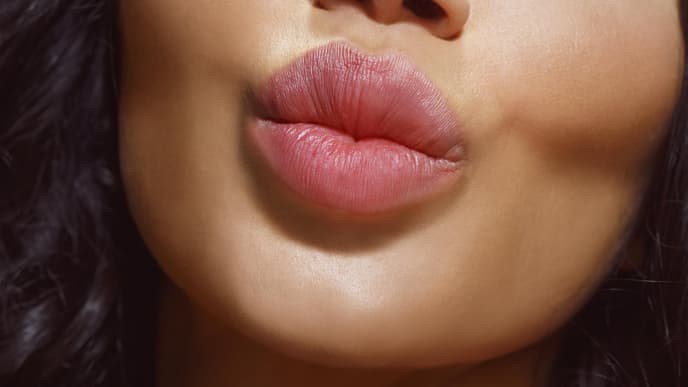 Frau mit vollen Lippen