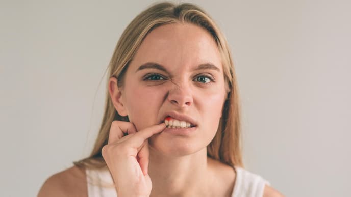 Frau mit einer Zahnfleischentzündung 