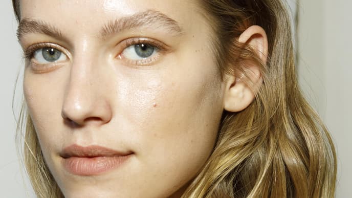 Model mit schönen Augenbrauen