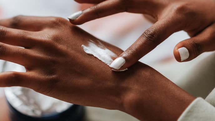 Frauenhände Bodybutter