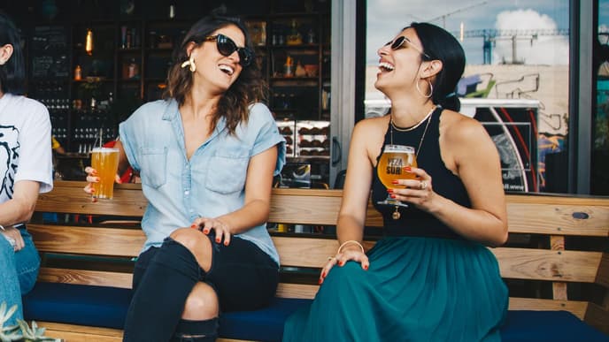 Frauen lachen