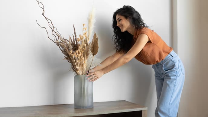 Frau dekoriert Vase
