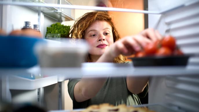 Frau am Kühlschrank
