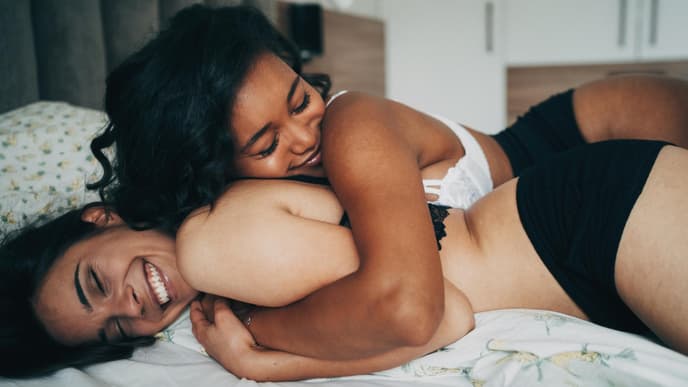 Frauen kuscheln