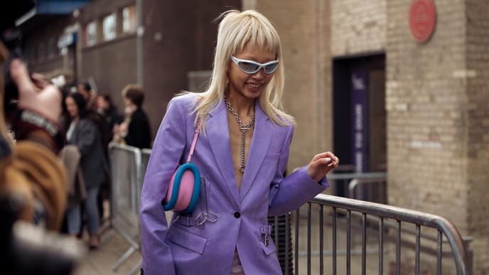 Gast in lila Outfit