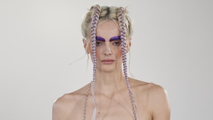 Model mit Nippelcover