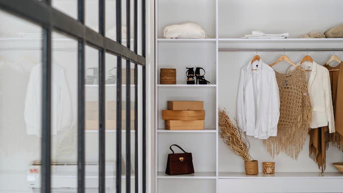Minimalistischer Kleiderschrank