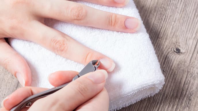 Nagelhaut entfernen