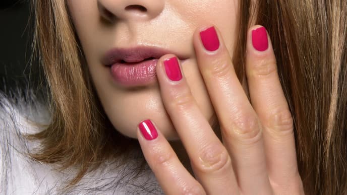 Lackierte Fingernägel Magenta