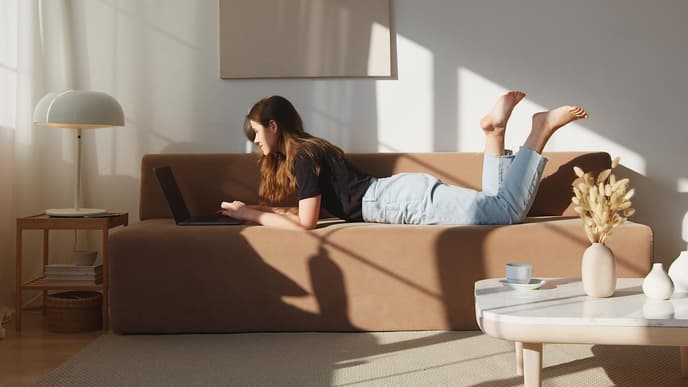 Frau auf dem Sofa