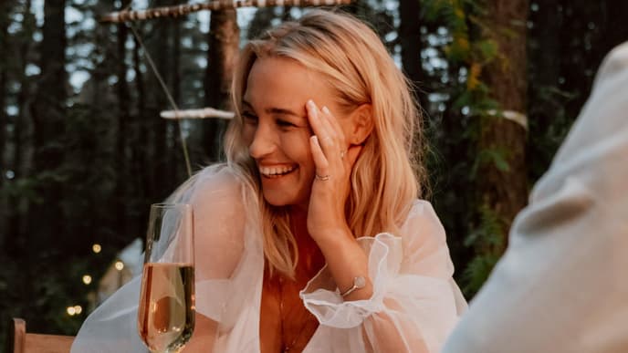 Blonde Frau lacht