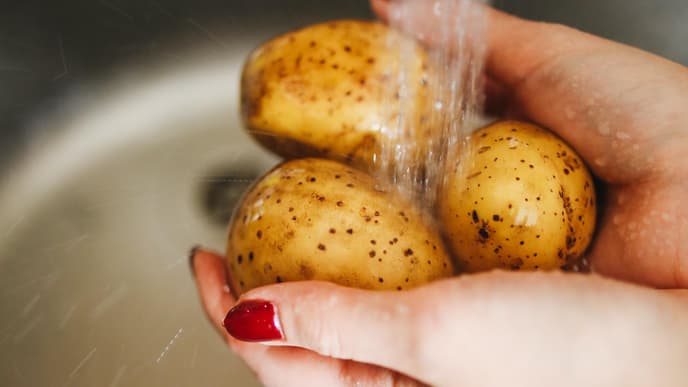 Kartoffeln waschen