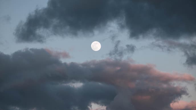 Vollmond zwischen Wolken