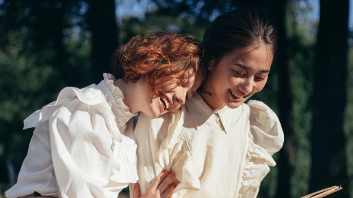 Freundinnen sitzen zusammen