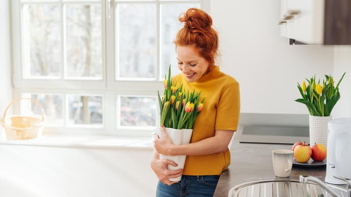 Frau hält Tulpen