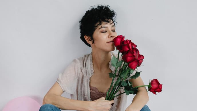 Frau mit Rosen in der Hand am Valentinstag