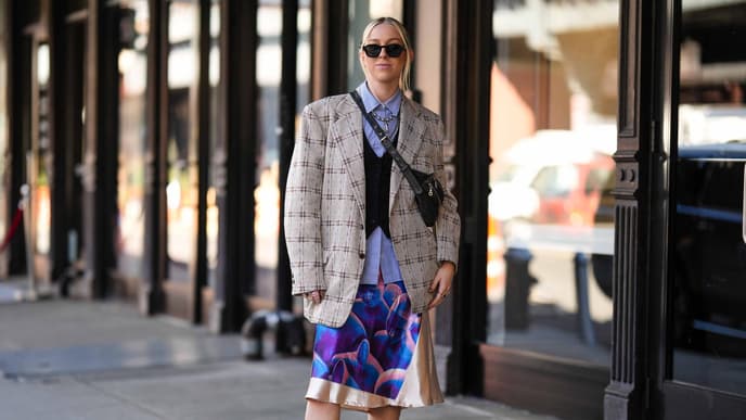 Frau in buntem Blazer