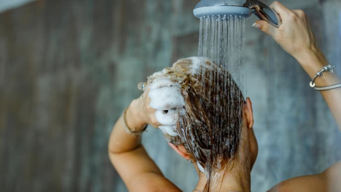 Frau unter der Dusche