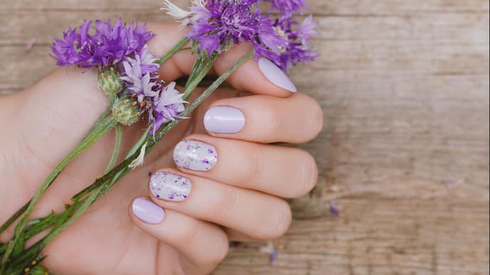 Blumen auf Nägeln