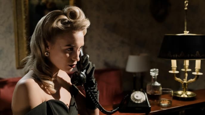 Frau am Telefon