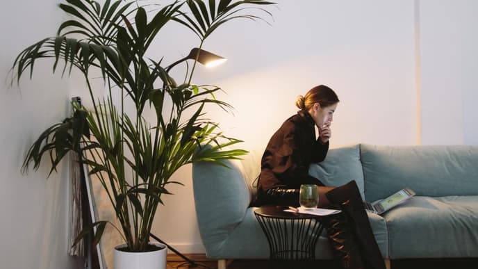 Frau mit Laptop auf Sofa