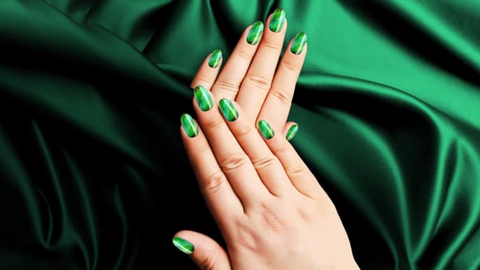 Grüne Fingernägel 