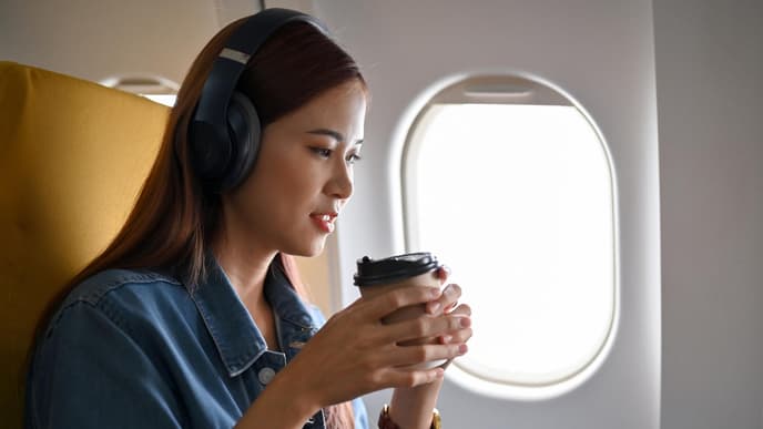Frau trinkt Kaffee
