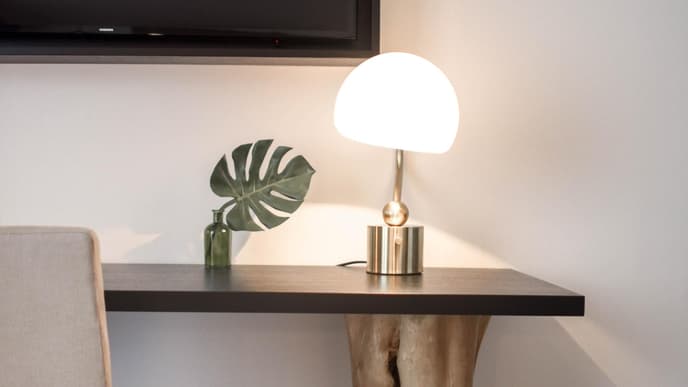 Lampe auf Tisch