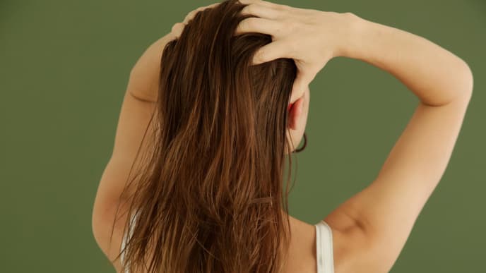 Frau mit fettigen Haaren