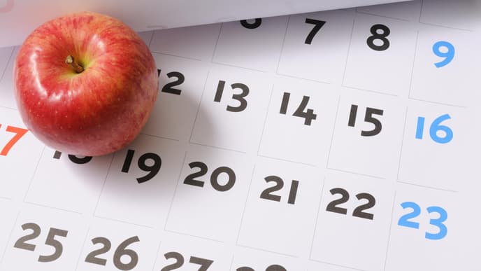 Apfel liegt auf Kalender