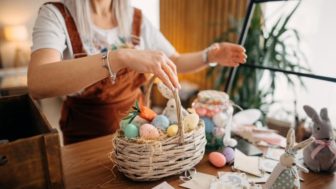 Frau bastelt Osterkörbchen