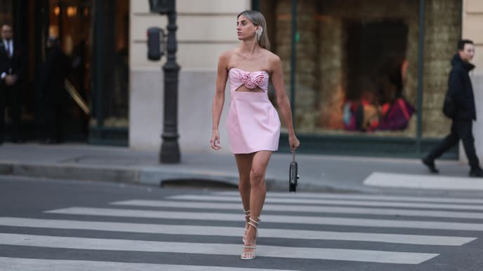 Frau trägt rosa Kleid