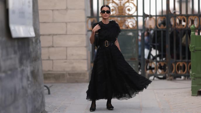 Frau trägt schwarzes Kleid