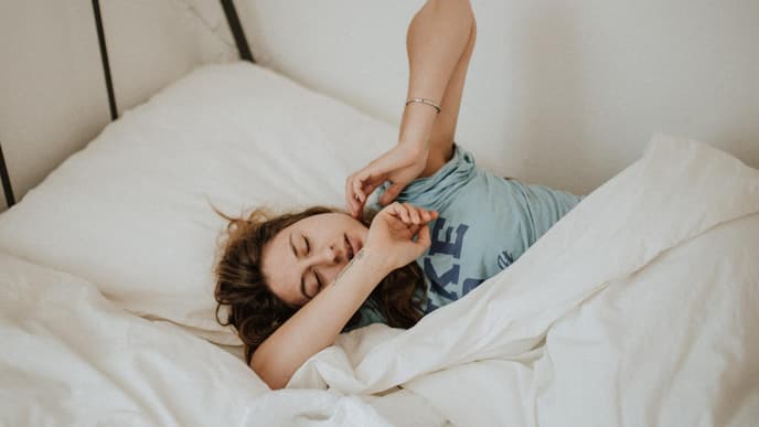 Frau schläft im Bett