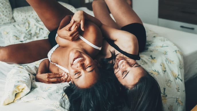 Zwei Frauen im Bett