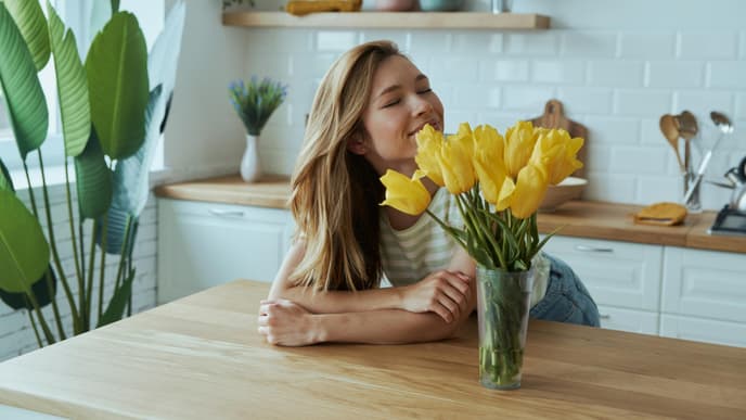 Frau mit gelben Tulpen