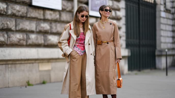 Zwei Frauen im Trenchcoat